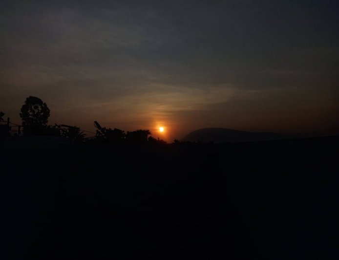 Sunset's Promise: An Aesthetic Glimpse of Golden Hope