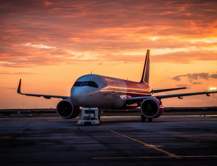 IndiGo to Hire 1,000+ Pilots After Crew Crisis