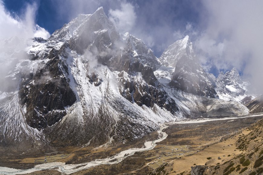 3. Mount Everest lies between which two countries