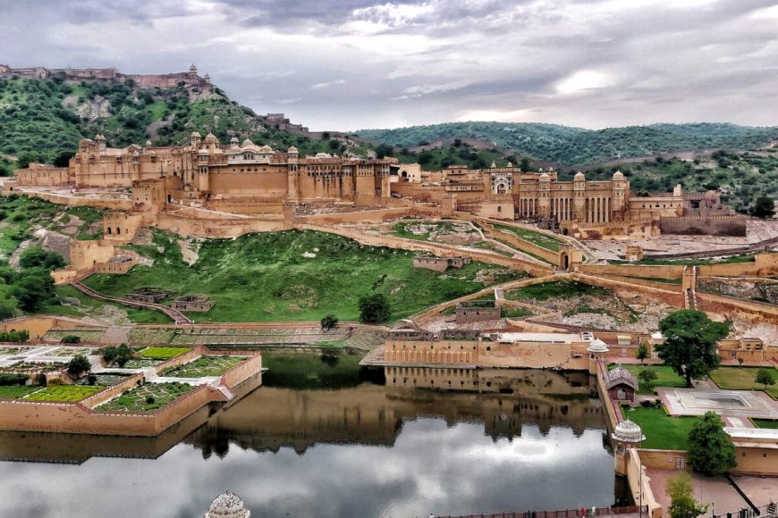 What is Johari Bazaar famous for?