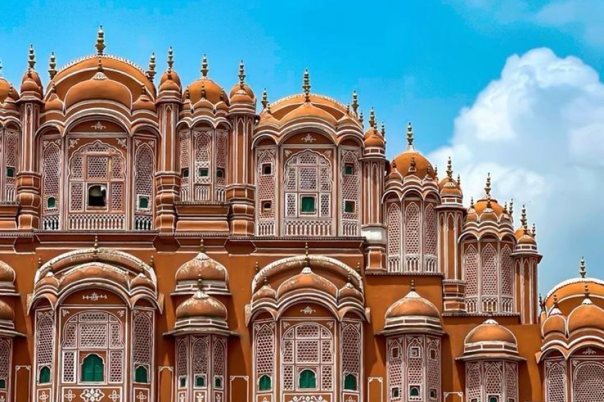 Which iconic structure in Jaipur is also known as the “Palace of Winds”?